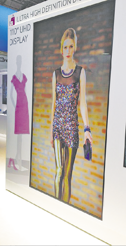 На своем стенде под девизом «Integrate, Interact and Inspire» («Встраивать, взаимодействовать и вдохновлять») компания Samsung продемонстрировала прототип LCD-панели с диагональю 110? (его разрешалось снимать только на мобильные телефоны) и уже доступную на рынке модель ME95C с диагональю 95?. Благодаря дизайну стенда, выполненного в виде витрин воображаемых магазинов, и цифровому контенту, потрясающему своей четкостью и качеством, было очень легко представить, как станут выглядеть интерьеры торговых залов в недалеком будущем.  