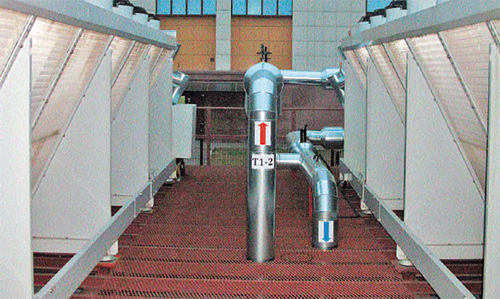 Самым тщательным образом специалисты компании «АМДтехнологии» подошли к выбору драйкулера — «сухого» теплообменника с вентиляторами. Были проанализированы характеристики почти всех представленных на рынке изделий, только в финальную стадию отбора прошло оборудование шести производителей. Помимо общих характеристик, таких как потребляемая мощность, расход воздуха и площадь теплообменной поверхности драйкулера, учитывалось еще и удобство последующего обслуживания, которое также будет проводить компания «АМДтехнологии». Сейчас на рынке много теплообменников с хитрыми формами ламелей, которые создают дополнительную турбулентность (при прохождении воздушных потоков) и повышают эффективность теплообмена. Однако Виктор Гаврилов обращает внимание на то, что такие ламели быстро «собирают» грязь, что ухудшает теплообмен и требует дополнительной очистки. Поэтому решено было использовать устройства с обычными (прямыми) ламелями. В результате анализа большого числа параметров были выбраны драйкулеры компании Cabero.