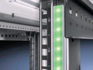 Рис. 8. Для контроля наличия и местоположения оборудования в стойке, Rittal предлагает на профиль стойки монтировать антенну RFID, которая может считывать и идентифицировать RFID-ярлыки, прикрепляемые к 19-дюймовым компонентам. Учет позиции установленных компонентов осуществляется с точностью до 1/3 юнита — для этого на каждую единицу высоты приходится по три антенных элемента