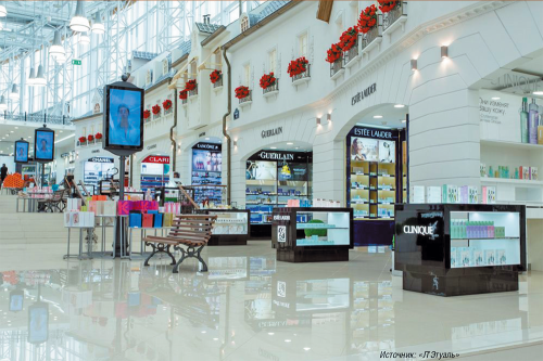 В «городе мечты» в магазине L’Etoile City of Dreams для привлечения внимания покупателей используются многочисленные цифровые рекламные вывески