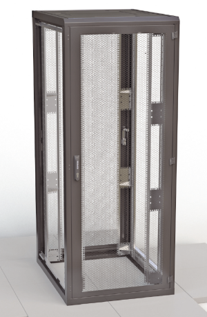 В дополнение к стандартной емкости 42–52U шкаф Conteg шириной 800 мм оснащается 12 вертикальными посадочными местами по 2U каждое,  что увеличивает его вместимость на 24U при сохранении стандартной высоты