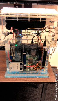 «Водоплавающий» сервер. Одним из экспонатов проходившей на форуме ProSTOR выставки стал сервер, охлаждаемый методом погружения в специальную жидкость. Такая конструкция требует применения герметичных дисков с гелиевым наполнением