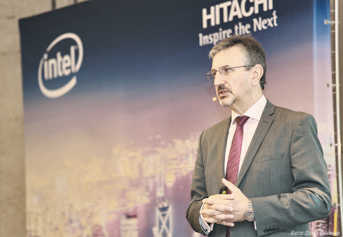 По мнению Боба Пламриджа, гендиректора HDS в EMEA, новомодная радикальная позиция «Инфраструктура — ничто, ПО — всё» уступит место более взвешенной, хотя аппаратному обеспечению будет придаваться все меньшее значение