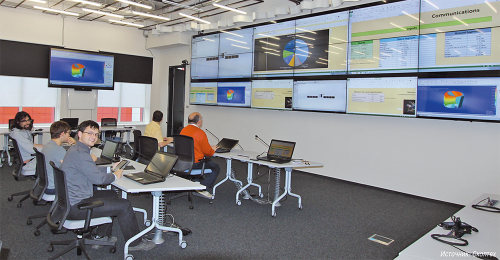 Рис. 1. Основным средством отображения информации в мультимедийной лаборатории CEDF Сколтеха является видеостена формата 6?3, построенная из ЖК-экранов, поддерживающих режим 3D-отображения контента. При разделении зала акустической шторой на два изолированных помещения видеостена автоматически делится на два экрана 3?3