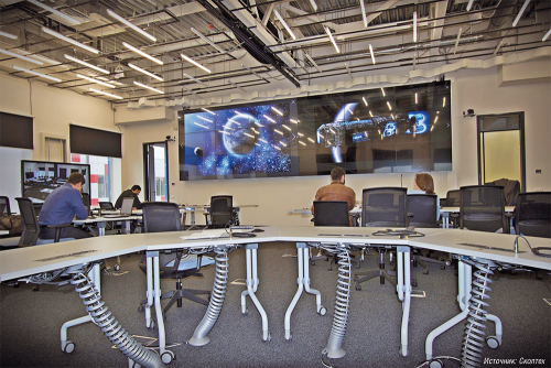 Рис. 2. Концепция CEDF предполагает возможность простой и быстрой реконфигурации рабочего пространства, для чего используются рабочие столы на колесиках. Например, от расстановки, оптимальной для проведений презентаций, можно быстро перейти к расстановке «круглый стол», лучше подходящей для обсуждений