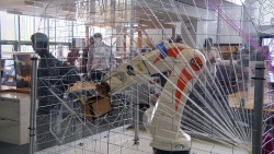 В MIT Media Lab плетет паутину огромный паук-робот
