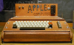 С аукциона “Сотбис” будет продан работающий компьютер Apple-1
