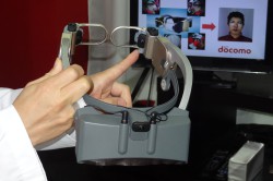 NTT DoCoMo представил на CEATEC очки для видеочата