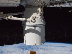 Грузовик SpaceX Dragon пристыковался к МКС