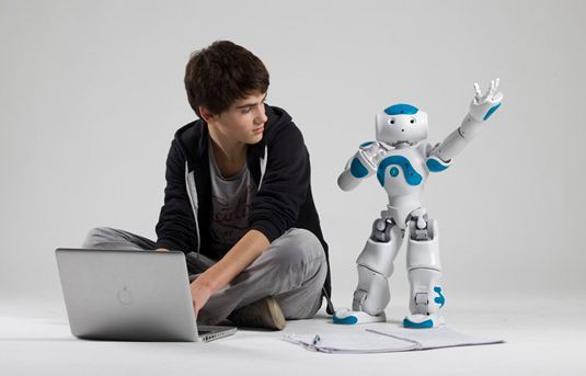 Роботы по имени NAO компании Aldebaran Robotics