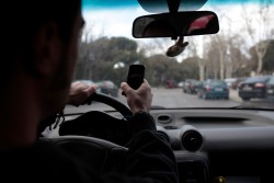 Пользоваться handsfree за рулем опасно