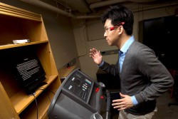 Система ReadingMate позволяет читать в процессе бега на беговой дорожке