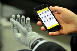 Touch Bionics выпустила протез руки, управляемый с помощью мобильного приложения