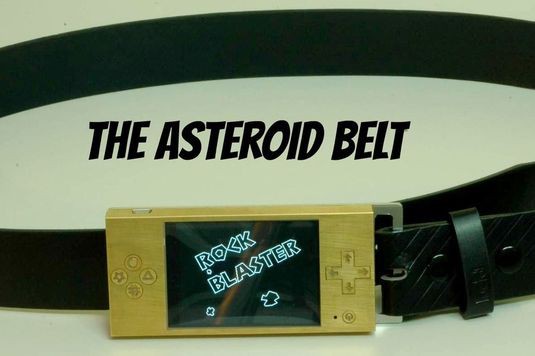 игровая консоль в пряжке ремня