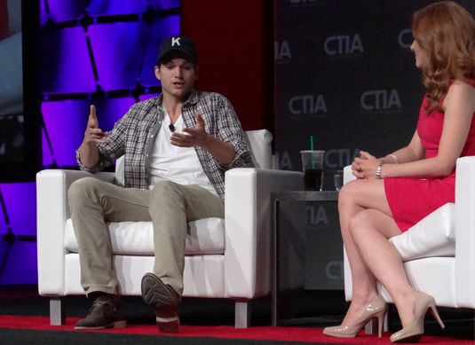 Эштон Катчер о Facebook и Twitter