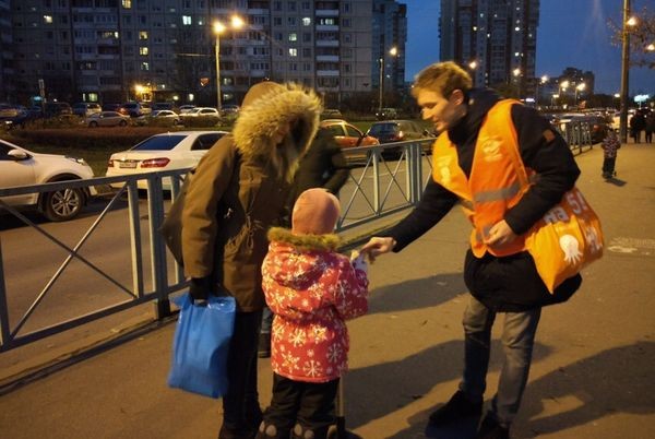 OCS и «СПБ.АВТО» раздали школьникам 20 тысяч светоотражающих брелоков