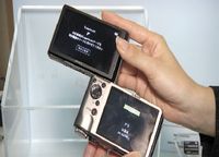 Технология TransferJet обеспечивает беспроводную связь на расстоянии до трех сантиметров. По скорости она может конкурировать с USB2.0, а благодаря малому радиусу действия производителям не придется заботиться о механизмах формирования пар устройств и функциях безопасности