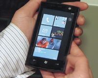 На панели любого устройства, работающего под управлением Windows Phone 7, будут присутствовать три кнопки: кнопка ‘Start позволяет осуществлять быстрый доступ к отдельным элементам интерфейса, кнопка ‘Search’ предназначена для поиска телефонных номеров и ресторанов и кнопка ‘Back’ обеспечивает возврат в предыдущее состояние