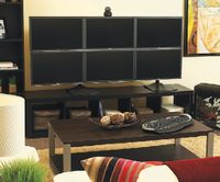 При работе с шестью дисплеями обновленная технология Eyefinity позволит формировать до трех групп, в каждую из которых входит более одного монитора