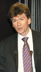 Всеволод Опанасенко, генеральный директор компании «Т-Платформы», готов к встрече с петакомпьютерами в следующем году и с экзакомпьютерами — в конце текущего десятилетия