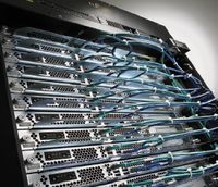 Новые компьютеры поставляются только вместе со стойками, и в каждой такой стойке размещаются 38 серверов Primergy CX1000
