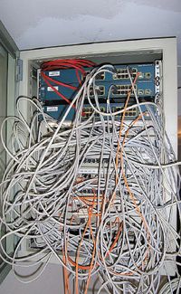 Рисунок 1. Хаос на коммутационном поле способен привести в уныние даже экспертов по СКС.