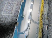 Рисунок 7. Гибкая трасса SnakeWay компании Marshall-Tufflex, установленная под фальшполом. Слева от лотков Snakeway параллельно проложена силовая шина.