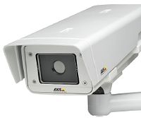 Рисунок 2. Новая тепловизионная IP-камера Axis «видит» в полной темноте, в тумане, во встречном свете. Камеры-тепловизоры серии Q1910 созданы на базе новейших технологий, которые фиксируют тепловое излучение человека/автомобиля в длинноволновой области ИК-спектра и формируют его температурно-распределенное изображение.