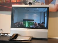 В комплект EX90 входят усовершенствованная видеосистема и сенсорное устройство управления Tandberg InTouch.