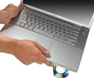 Слегка встряхните компьютер, когда отверстие дисковода направлено вниз