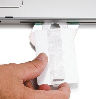 Наклейте двустороннюю клейкую ленту на твердую карту. Вставьте ее в отверстие накопителя таким образом, чтобы она находилась выше диска, надавите вниз и извлеките приклеившийся диск вместе с картой