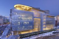 Внешние стены практически полностью изготовлены из стекла; внутренняя часть здания тоже выполнена из стекла, стены  белого цвета и имеется несколько ярких вставок