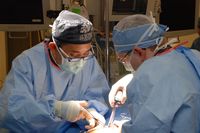 Трудно бывает объяснить пациентам, что их оперирует не робот. Приходится рассказывать, что хирург все еще сам делает операцию, а робот — это просто инструмент