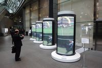 С гибкими дисплеями смогли ознакомиться посетители прошедшей в Токио выставки Fujitsu Forum; прямо у входа на выставку были установлены четыре тумбы, на каждой из которых один под другим было смонтировано по два дисплея